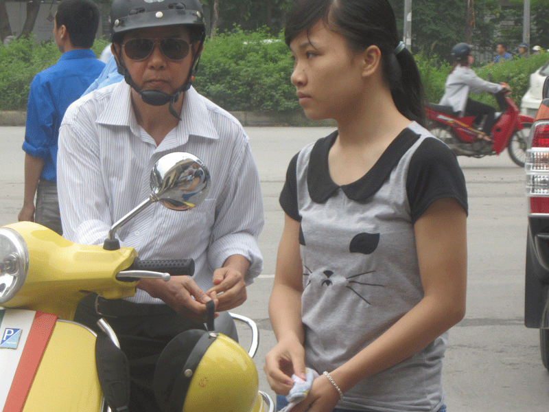 Đưa con đi làm thủ tục sáng nay