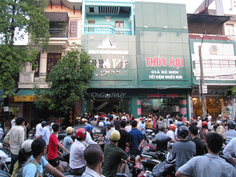 Hàng trăm cảnh sát vây bắt băng xiết nợ