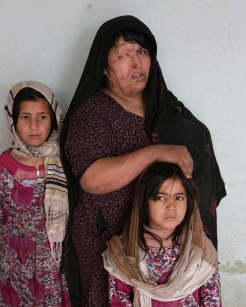 Akhtara cùng hai cô con gái. Akhtara cùng hai cô con gái