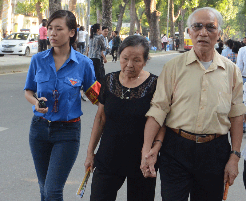 Nhiều bạn sinh viên tình nguyện giúp đỡ người già, trẻ nhỏ