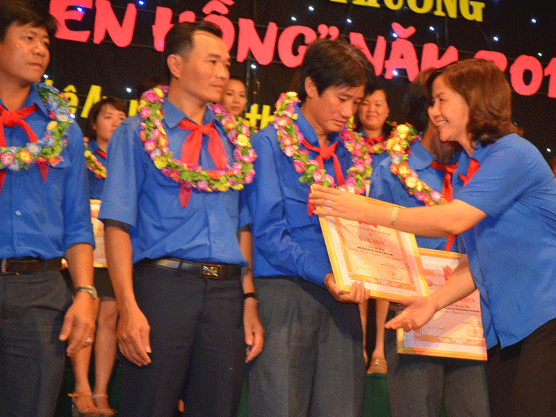 Trao giải thưởng “Cánh én hồng” cho cô giáo Tổng phụ trách đội Ngô Thị Thu Hà - Trường THCS Lê Lợi Thành phố Vinh