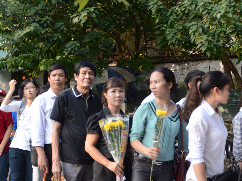Người bó hoa cúc, người nén nhanh ai cũng muốn một lần được vào tưởng niệm vị Đại tướng của nhân dân