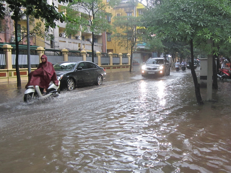 Phố Quán Thánh cũng vị ngập trong nước