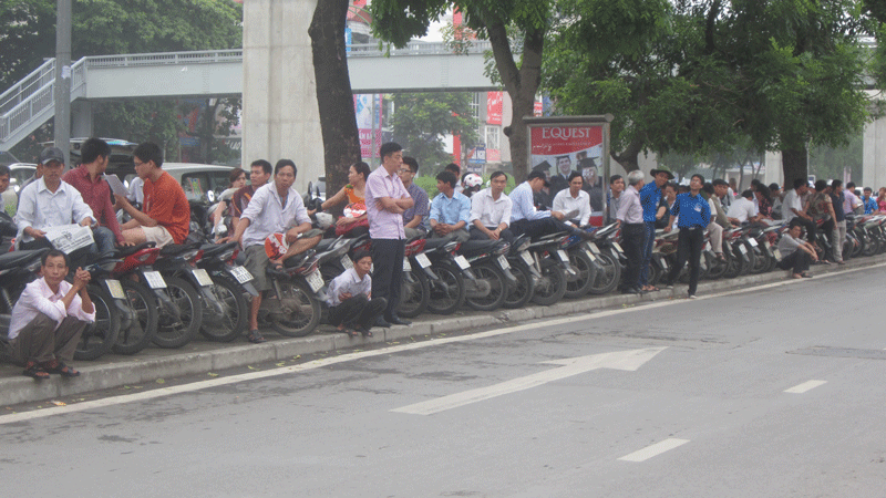 Vỉa hè cũng là nơi mà nhiều phụ huynh chọn làm chỗ dừng chân chờ con mình