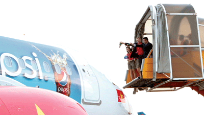 Nghi thức tưới rượu champagne lên tàu bay mới