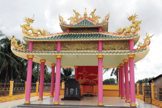 Ông Trần Văn Mười Ba (76 tuổi) đầu tư gần 1,1 tỷ đồng xây nhà mồ sau khi vợ mất cách nay gần 1 năm. Theo gia đình, tiền công thợ lên đến 100 triệu đồng, chưa kể 70 triệu đồng thuê thợ từ Quảng Ngãi vào đắp hoa văn sặc sỡ