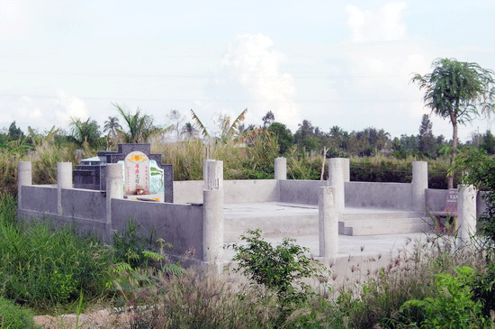 Một khu nhà mồ đang xây dựng dở dang ở huyện Cái Nước, Cà Mau