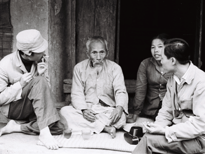 Phóng viên Mai Cát (ngoài cùng bên phải) đang tác nghiệp. ảnh: Mai Nam