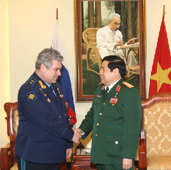 ộ trưởng Phùng Quang Thanh tiếp Trung tướng Bondarev Viktor Nikolaevich, Tổng Tư lệnh Không quân Lực lượng vũ trang Liên bang Nga tại Hà Nội, ngày 28/12/2012