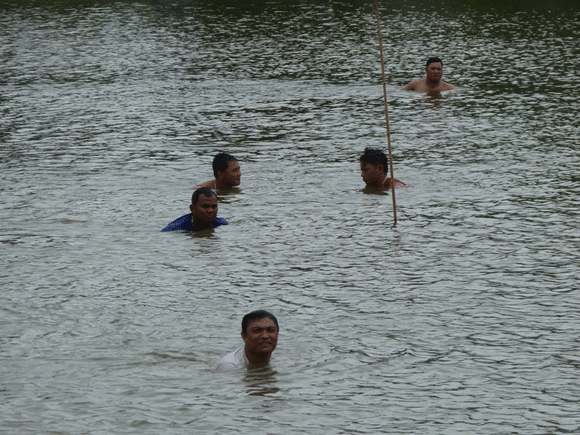 5 thợ lặn mò tìm suốt 2 giờ mà vẫn không thấy 