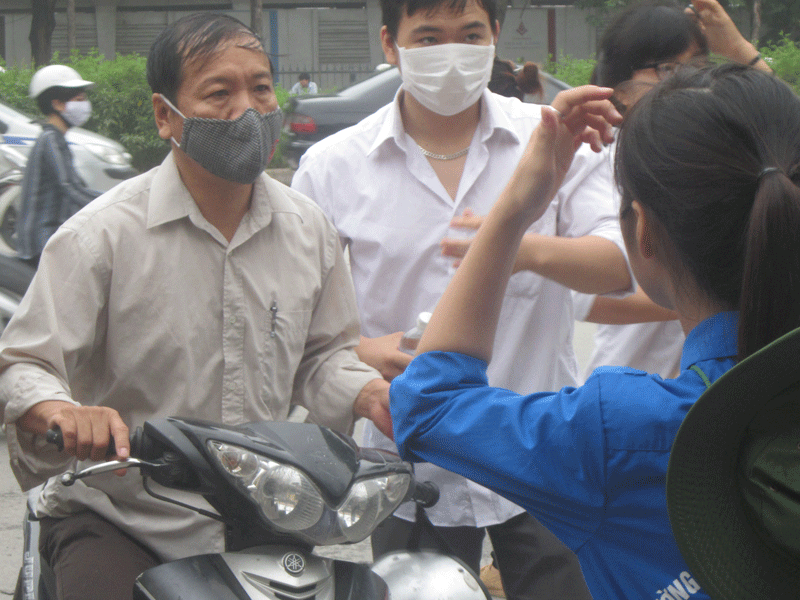 Mồ hôi rơi ướt hết áo cha khi đưa con đi làm thủ tục