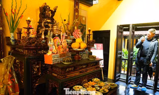 Khách Tây thích thú mâm cỗ cúng ông Công ông Táo 'chuẩn vị' Hà thành