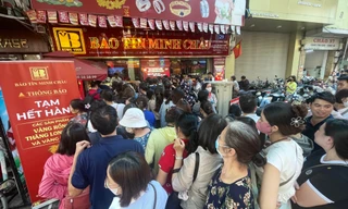 Cửa hàng treo biển hết vàng, nhiều người không chịu rời đi 