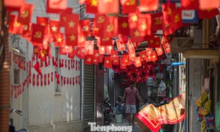 Phố phường Hà Nội rực rỡ cờ đỏ ngày 29 Tết