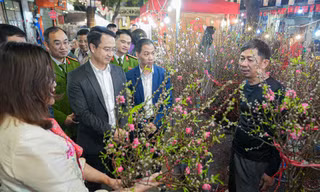 Khai mạc chợ hoa Hàng Lược: Phiên chợ trăm tuổi đón Tết Bính Ngọ