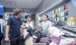 Người Hà Nội nườm nượp đi xem xe điện sau tin cấm xe xăng