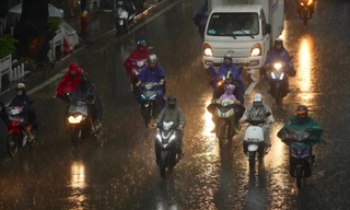 Hà Nội mưa xối xả, ban ngày mà như đêm, nhiều tuyến đường ngập nặng