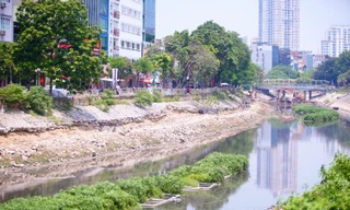 Hiện trạng hai bên bờ sông Tô Lịch trước 'lệnh' hoàn thành chỉnh trang ngày 30/8