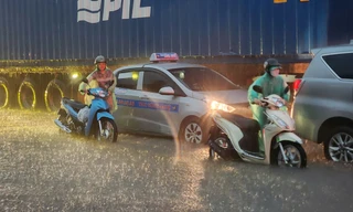 Hà Nội ngập tứ bề, loạt phương tiện bị 'bức tử' giữa biển nước