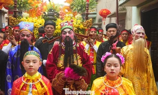 Dân làng Thổ Hà đổ ra đường xem rước Phúc - Lộc - Thọ 