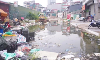 Dự án dang dở, đường vào Đại học Hà Nội ngập trong rác thải