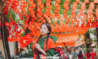 Chụp ảnh với hàng ngàn lá cờ Tổ quốc trên con phố nhiều 'nàng thơ' nhất Hà Nội