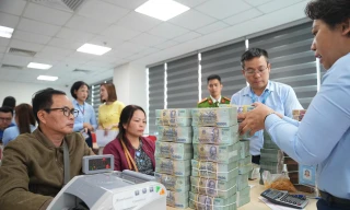 Người dân 'đất kim cương' cạnh hồ Hoàn Kiếm nhận tiền đền bù dự án quảng trường