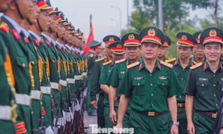 Thượng tướng Trương Thiên Tô thị sát bộ đội thao luyện diễu binh A80