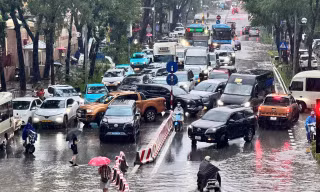 Cận cảnh Hà Nội ngập tứ bề, giao thông tê liệt, ô tô chìm nghỉm giữa biển nước
