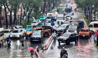 Cận cảnh Hà Nội ngập tứ bề, giao thông tê liệt, ô tô chìm nghỉm giữa biển nước