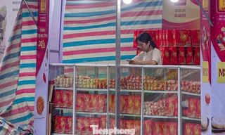 Bánh trung thu 'đổ bộ' khắp phố, tưởng không ế mà... ế không tưởng