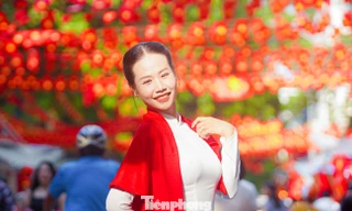 'Nàng thơ' tạo dáng chụp ảnh trên phố Hàng Mã phủ đỏ sắc cờ mừng Quốc khánh 2/9