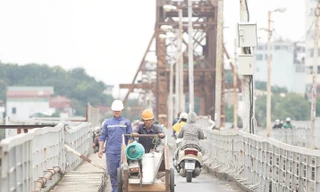 Cầu Long Biên được quây tôn, hạn chế lưu thông để trùng tu