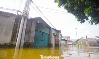 Hơn một tuần nay, nhiều xã ngoại thành Hà Nội vẫn chìm trong biển nước 