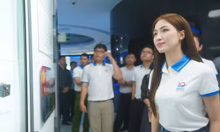 Hòa Minzy, Đức Phúc cùng các Gương mặt trẻ tham quan, trải nghiệm 'bảo tàng số' 