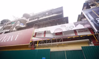 Quây tôn, xây mới chung cư cũ trên ‘đất vàng’ Hà Nội