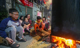 Người Hà Nội xuyên đêm canh bánh chưng đón Tết