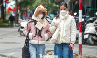 Hà Nội lạnh nhất từ đầu mùa đông, mặc nhiều lớp áo vẫn rét run