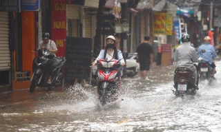 Mưa không kỷ lục như 2008, Hà Nội vì sao vẫn chìm trong nước?