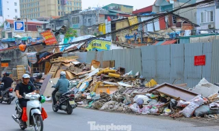 Phế thải ngập đường 'đắt nhất hành tinh' 