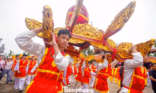 Gần 100 trai tráng khốn khổ thực hiện nghi thức rước 'kiệu bay'