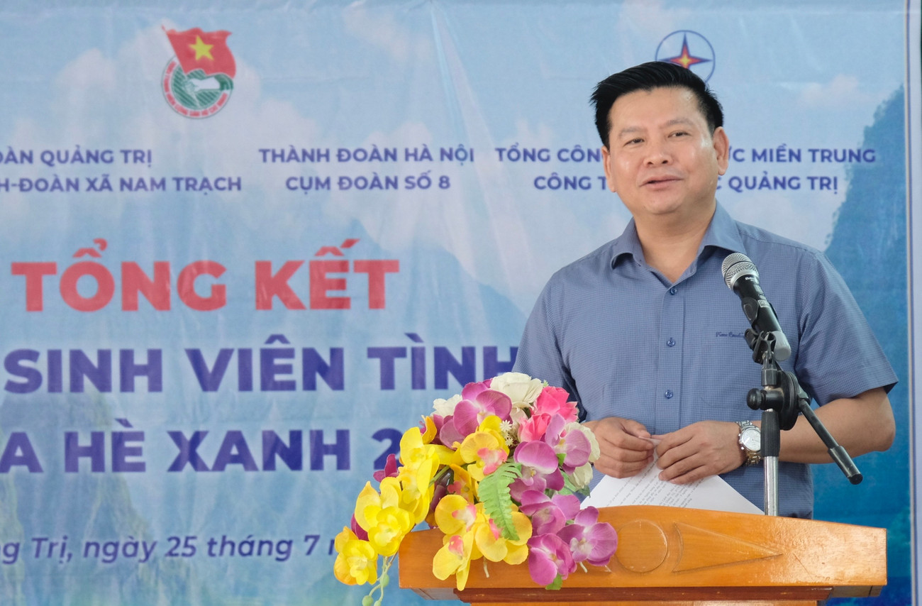 PGS.TS Đinh Văn Châu - Hiệu trưởng Trường Đại học Điện lực trực tiếp về Quảng Trị thăm, động viên đội hình sinh viên tình nguyện của nhà trường. dsf8837.jpg