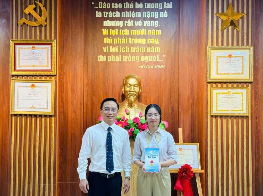 Thầy Nguyễn Cao Cường - Hiệu trưởng Trường Trung học cơ sở Thái Thịnh (Hà Nội). Ảnh: website trường z6798558555567-7e97c55809846c3f998f2c5d71a99af6.jpg