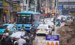 Sống chung với 'nắng bụi, mưa lầy' trên đường Nguyễn Tuân