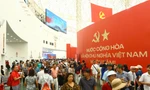 Vẫn đông nghịt người đến Triển lãm thành tựu đất nước 