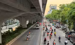 Camera, biển cấm vẫn bất lực: Xe máy vô tư chiếm làn ô tô ở Phạm Văn Đồng
