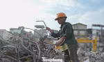 Mặt đường gần 50 độ C, lao động tự do kiệt sức giữa đợt nắng đỉnh điểm