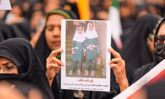 Ngày 3/3/2026 tại Minab, Iran, những người đưa tang cầm bức chân dung các em học sinh trong lễ tang dành cho những đứa trẻ thiệt mạng sau khi một trường tiểu học ở tỉnh Hormozgan của Iran bị Mỹ và Israel không kích. Ảnh: Anadolu.