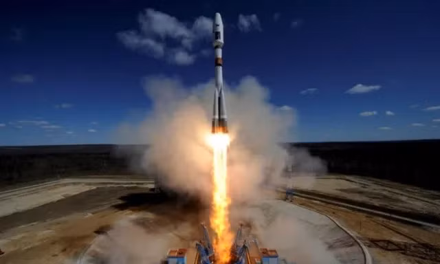 Nếu hệ thống chống vệ tinh kích nổ một đầu đạn hạt nhân trên quỹ đạo, nó sẽ tạo xung điện từ có thể làm hỏng hoặc vô hiệu hóa nhiều vệ tinh ngay lập tức, tạo bức xạ mạnh kéo dài, tiếp tục phá hủy vệ tinh trong nhiều tuần, thậm chí nhiều tháng, làm ô nhiễm quỹ đạo thấp trong thời gian dài. Minh họa: Eurasian Times.