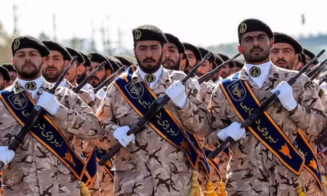 Các thành viên của Lực lượng Vệ binh Cách mạng Iran (IRGC) diễu hành trong một cuộc duyệt binh ở Tehran. Ảnh: Getty Images.